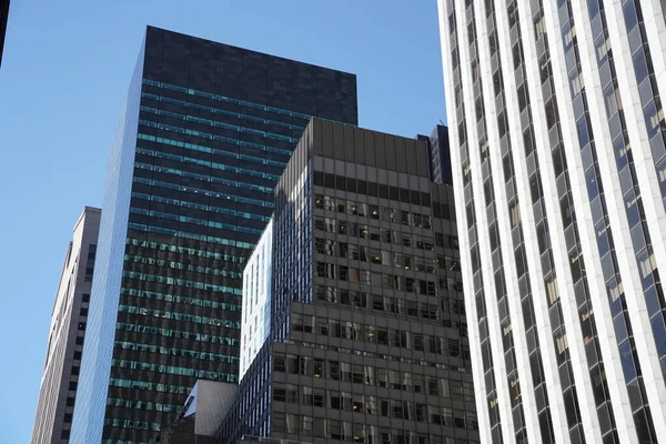 Нью Йорк Манхэттенские Небоскребы Вид Улицы Вершину Здания Солнечный Ясный — стоковое фото