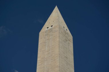 Washington DC anıtı. Derin mavi gökyüzü arka planında.