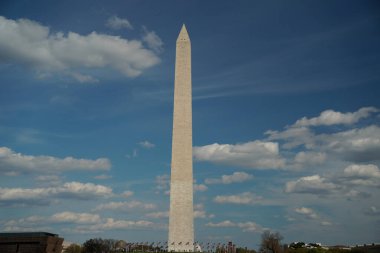Washington DC anıtı. Derin mavi gökyüzü arka planında.