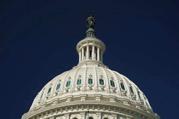 Detalle Del Capitolio Washington Fondo Azul Profundo Del Cielo —  Fotos de Stock