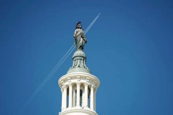 Washington Capitol Dettaglio Della Statua Con Aeroplano Sul Retro Usa — Foto Stock
