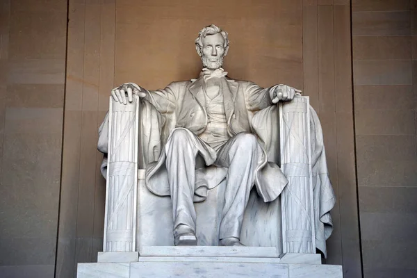 华盛顿特区林肯纪念馆内的Abraham Lincoln雕像 为纪念美国第16任总统而建造 — 图库照片