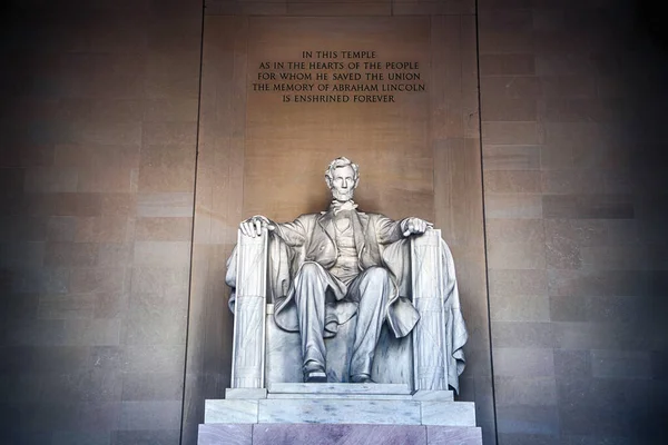 华盛顿特区林肯纪念馆内的Abraham Lincoln雕像 为纪念美国第16任总统而建造 — 图库照片