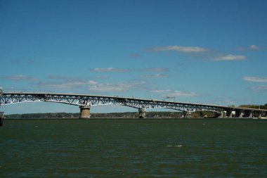 Yorktown Virginia 'daki York nehri ve plajı Coleman Köprüsü ve Chesapeake Körfezi' ne bakan ABD
