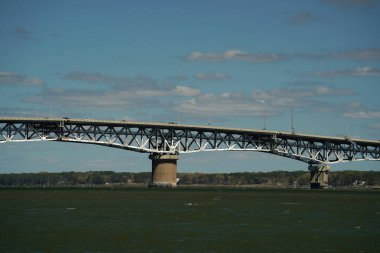 Yorktown Virginia 'daki York nehri ve plajı Coleman Köprüsü ve Chesapeake Körfezi' ne bakan ABD