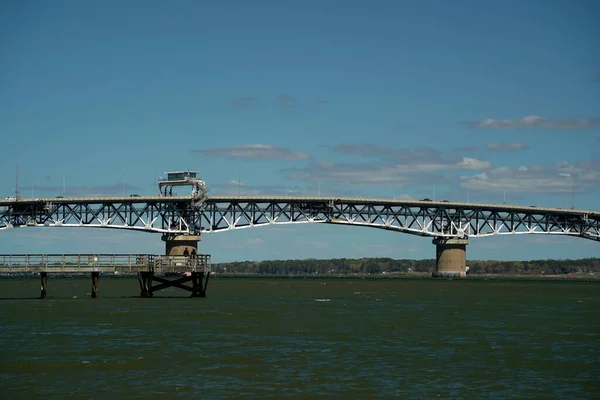 コールマン橋とチェサピーク湾を見下ろすヨークタウンバージニアUsaのヨーク川とビーチ — ストック写真