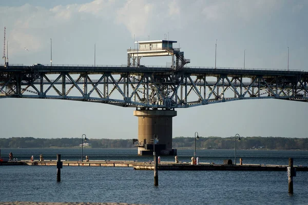 美国弗吉尼亚州约克城的约克河和海滩 俯瞰科尔曼桥和切萨皮克湾 — 图库照片