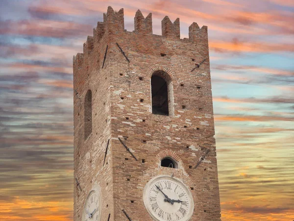 Dramático Pôr Sol Relógio Torre Old Noli Medieval Aldeia Liguria — Fotografia de Stock