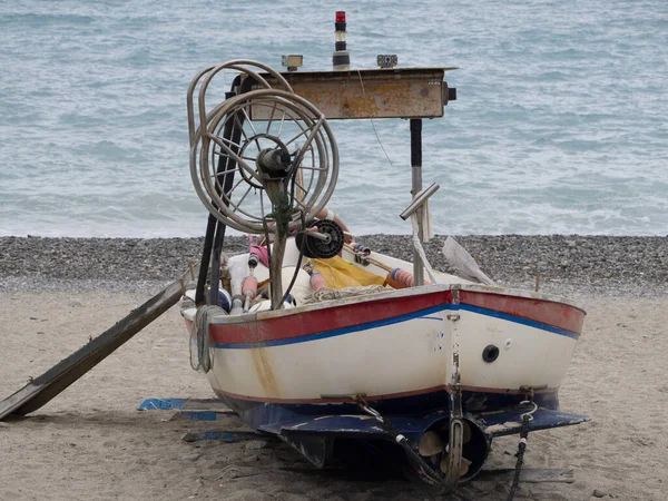 Traditionelles Fischerboot Strand Von Old Noli Mittelalterliches Dorf Liguria Italien — Stockfoto