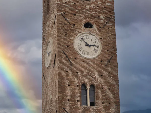 Regnbåge Klocktornet Gamla Noli Medeltida Byn Ligurien Italy — Stockfoto