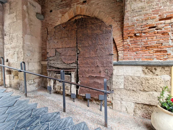Деревянная Средневековая Дверь Средневековой Деревни Ноли Liguria Italy — стоковое фото