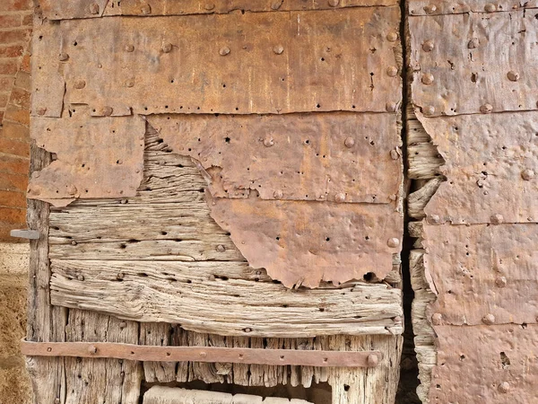 意大利诺里中世纪村庄的中世纪木门 — 图库照片