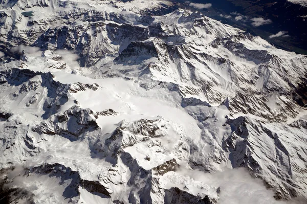 スイスのアルプス山脈の空中写真 スイスアルプス 飛行機からの空中パノラマ — ストック写真
