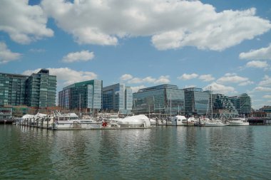 Washington, DC 'nin yeni geliştirilmiş güneybatı rıhtım bölgesinde tekne ve binalar.