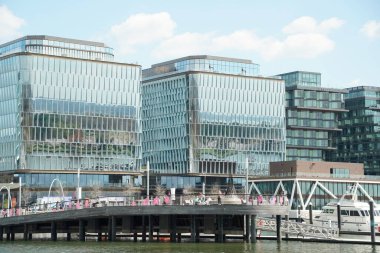 Washington, DC 'nin yeni geliştirilmiş güneybatı rıhtım bölgesinde tekne ve binalar.