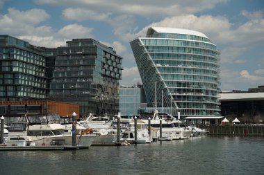 Washington, DC 'nin yeni geliştirilmiş güneybatı rıhtım bölgesinde tekne ve binalar.