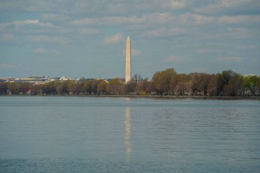 George Washington anıtı Potomac River Washignton DC 'de nehir kenarı su taksisinde bir gemi gezisinden.