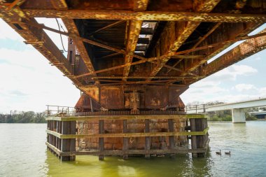 Long Bridge 'in Potomac River Washignton DC' deki tekne su taksisinden görüntüsü.