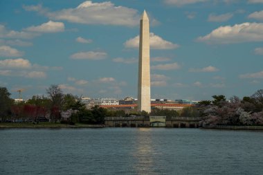 George Washington anıtı Potomac River Washignton DC 'de nehir kenarı su taksisinde bir gemi gezisinden.