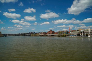 Georgetown View, Potomac River Washignton DC 'de nehir kenarı su taksisinde bir gemi gezisinden.