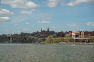 Georgetown View, Potomac River Washignton DC 'de nehir kenarı su taksisinde bir gemi gezisinden.