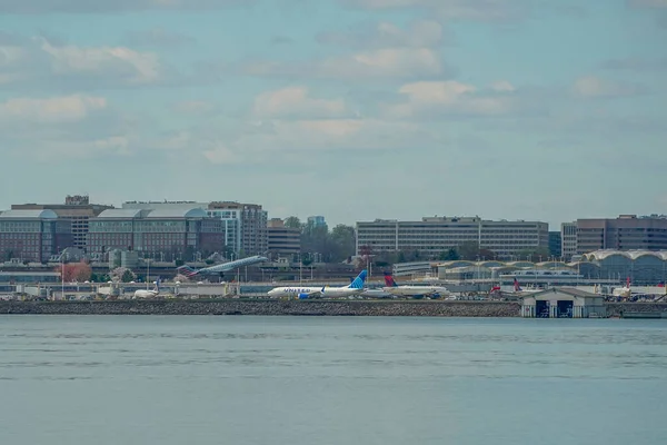 Washington Marzo 2023 Avión Jet Está Despegando Del Aeropuerto Nacional — Foto de Stock