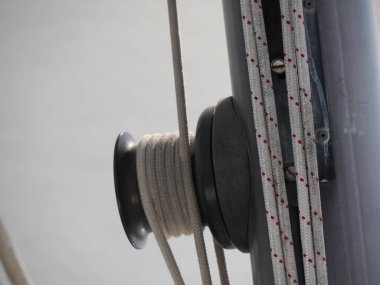 Eski yelkenli makaralı vinç yelkenli yatı. Yelkenli vinç ve bir yatın ipi. Çarşaf. Kablo