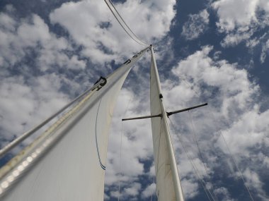 Eski yelkenli makaralı vinç yelkenli yatı. Yelkenli vinç ve bir yatın ipi. Çarşaf. Kablo