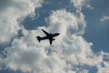 Gökyüzünde Jet Uçak silueti ve bulut