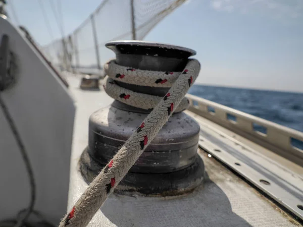 老帆船滑轮帆索帆风帆细节Yachting 帆船用的绞车和缆绳 1电缆 — 图库照片