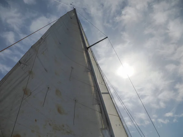 古い帆船滑車シートウィンチ帆の詳細ヨット ヨットのセーリングウインチとロープ シート ケーブル — ストック写真