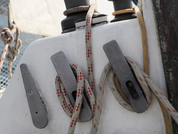 古い帆船滑車シートウィンチ帆の詳細ヨット ヨットのセーリングウインチとロープ シート ケーブル — ストック写真