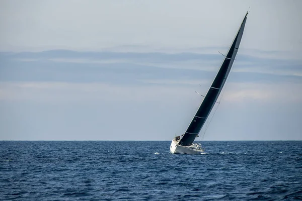 Şiddetli Rüzgar Rüzgara Karşı Siyah Yelkenli Mavi Denizde Yelkenli — Stok fotoğraf