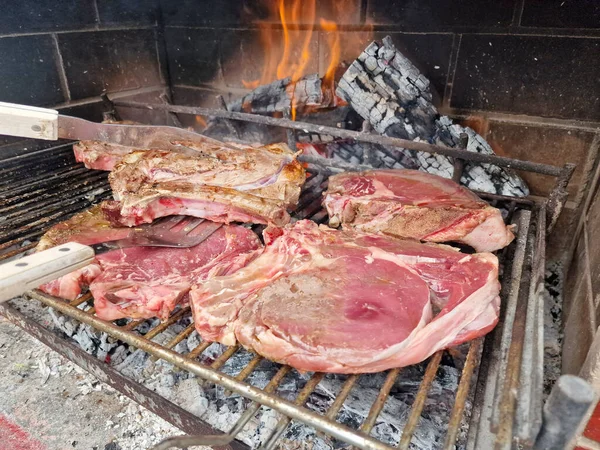 Detalhe Deliciosa Carne Grelhada Sortida Sobre Brasas Churrasco — Fotografia de Stock