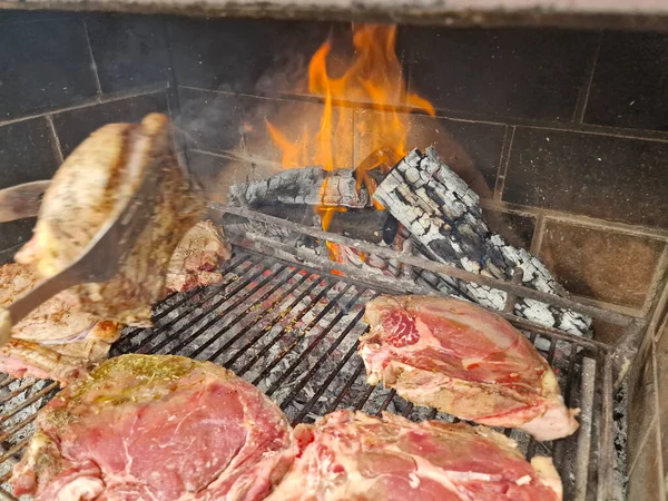 烧烤时 将美味的烤肉放在煤块上的细节分类 — 图库照片