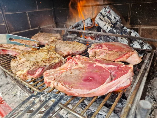 Detalhe Deliciosa Carne Grelhada Sortida Sobre Brasas Churrasco — Fotografia de Stock