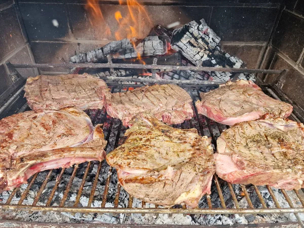Detalle Surtido Deliciosa Carne Parrilla Sobre Las Brasas Una Barbacoa —  Fotos de Stock