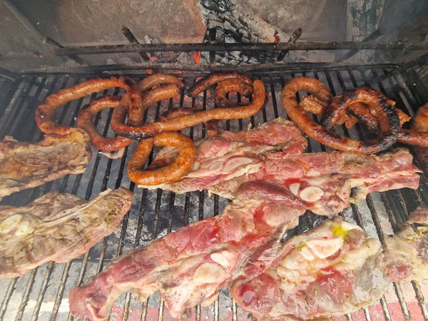 Dettaglio Deliziosa Carne Alla Griglia Assortita Sopra Carboni Barbecue — Foto Stock