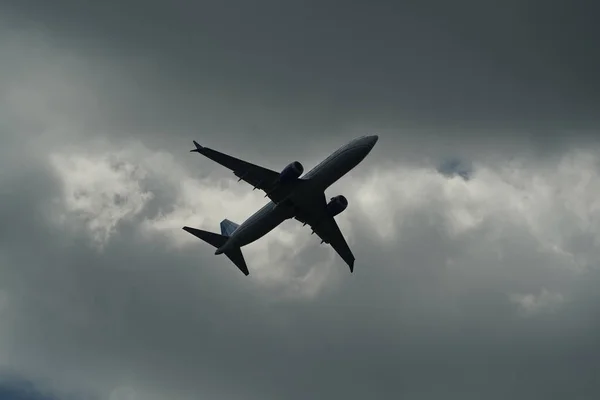 Vliegtuigsilhouet Lucht Wolken — Stockfoto