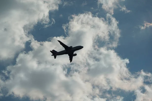 喷气式飞机在天空和云彩中的轮廓 — 图库照片