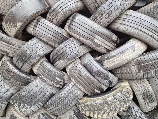Muchos Neumáticos Ruedas Automóviles Camiones Usados Antiguos Apilan Filas Almacenadas —  Fotos de Stock