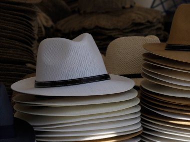 Bir mağazada birçok Panama şapkası