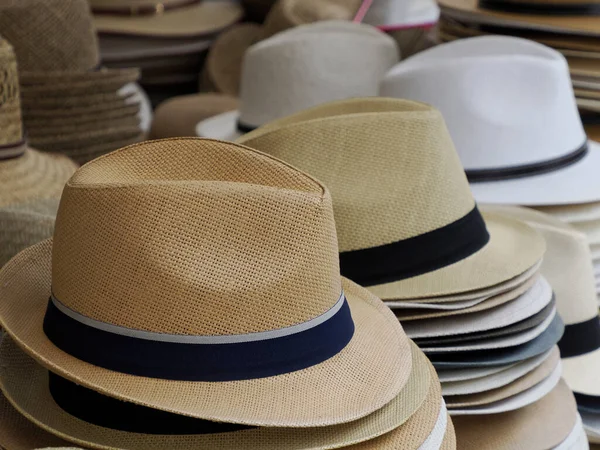 商店街の市場でパナマの帽子の多く — ストック写真