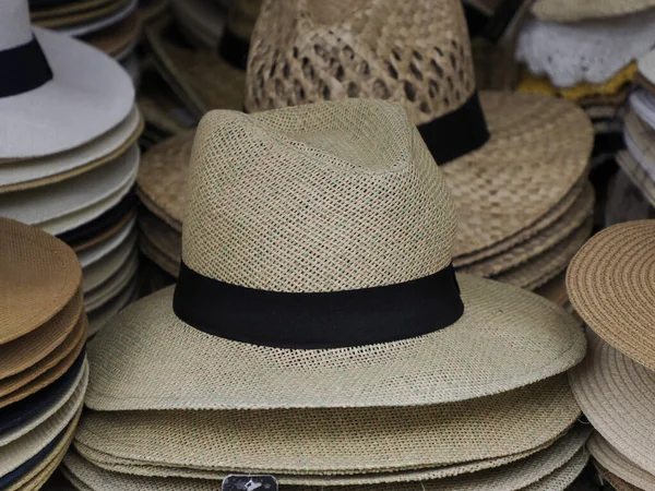 许多巴拿马帽子在商店街市场上销售 — 图库照片