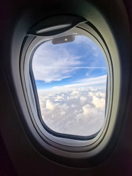 在飞行过程中从垂直射击机外的飞机窗口云中观看 — 图库照片