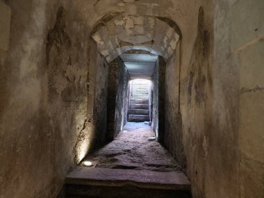 Giudecca Yahudi bölgesi Ortigia, Syracuse, Sicilya, İtalya 'daki San Filippo Apostolo Kilisesi altında savaş sığınağı.