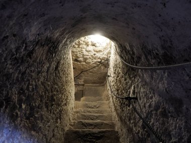 Giudecca Yahudi bölgesi Ortigia, Syracuse, Sicilya, İtalya 'daki San Filippo Apostolo Kilisesi altında savaş sığınağı.