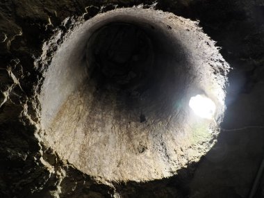 Giudecca Yahudi bölgesi Ortigia, Syracuse, Sicilya, İtalya 'daki San Filippo Apostolo Kilisesi altında savaş sığınağı.