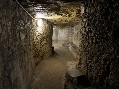 Giudecca Yahudi bölgesi Ortigia, Syracuse, Sicilya, İtalya 'daki San Filippo Apostolo Kilisesi altında savaş sığınağı.