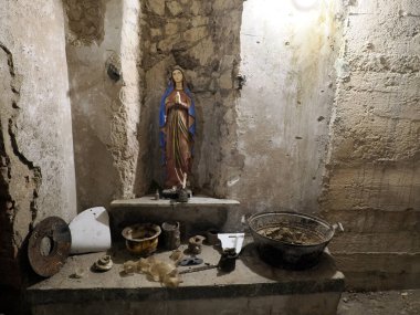Giudecca Yahudi bölgesi Ortigia, Syracuse, Sicilya, İtalya 'daki San Filippo Apostolo Kilisesi altında savaş sığınağı.